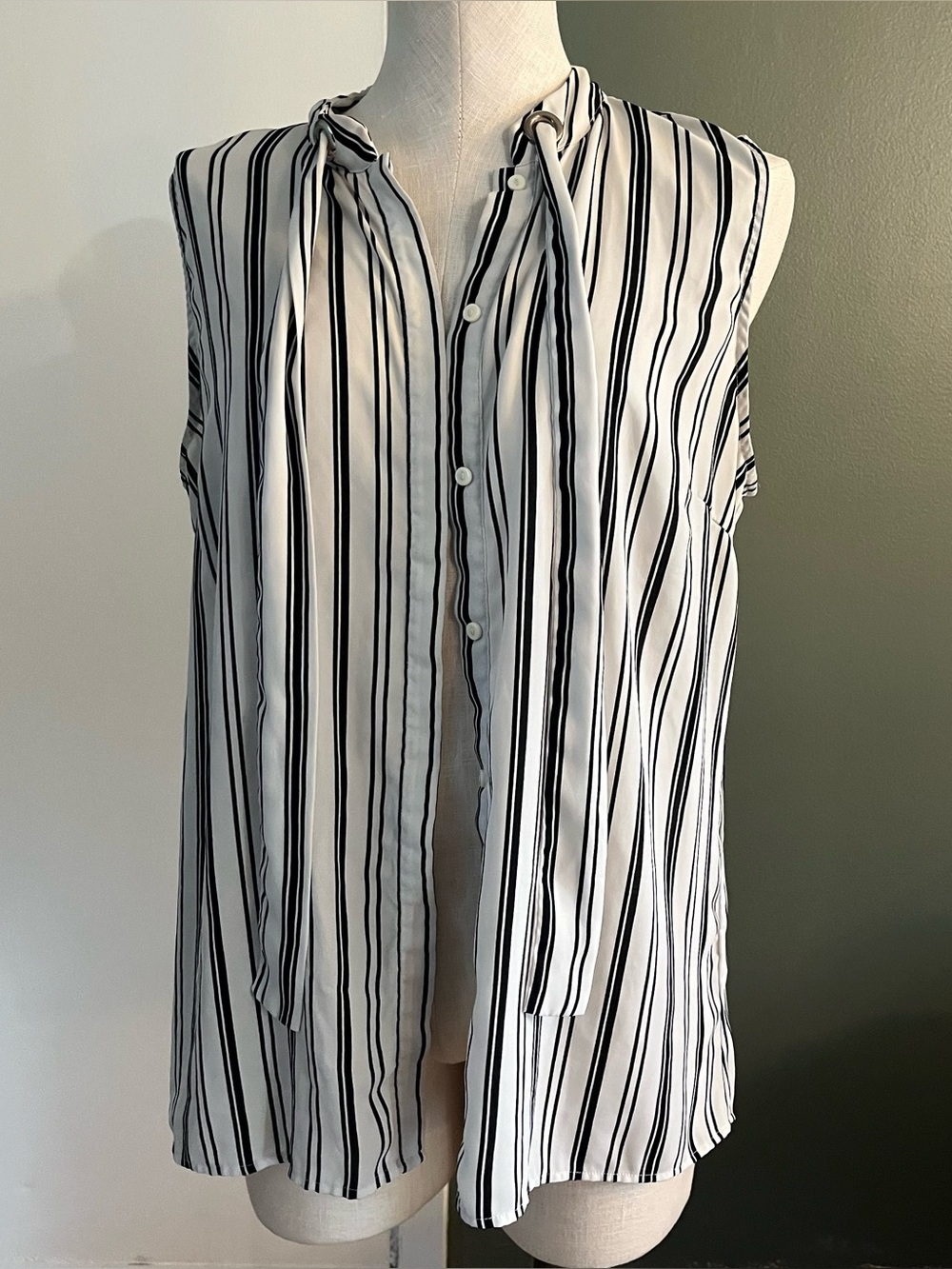 Women’s Metaphor White/Black Striped Sleeveless Tie-Neck Button-Down Blouse L